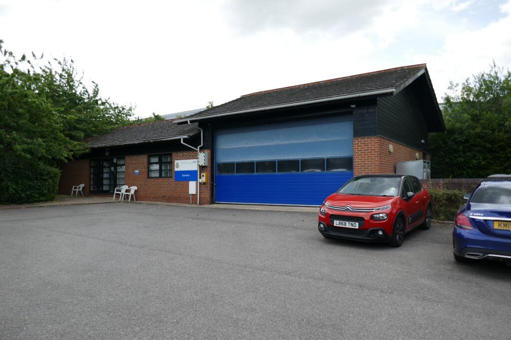 Light industrial facility to lease in Commercial Unit 17, Dunmow Road