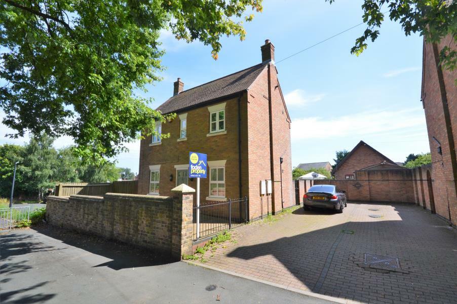 3 bedroom detached house for sale in Victoria Road, Madeley, TF7