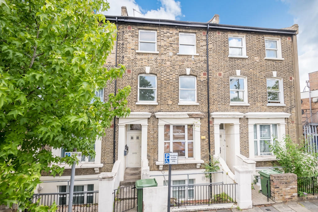 1 bedroom terraced house for sale in Camberwell Station Road, London, SE5