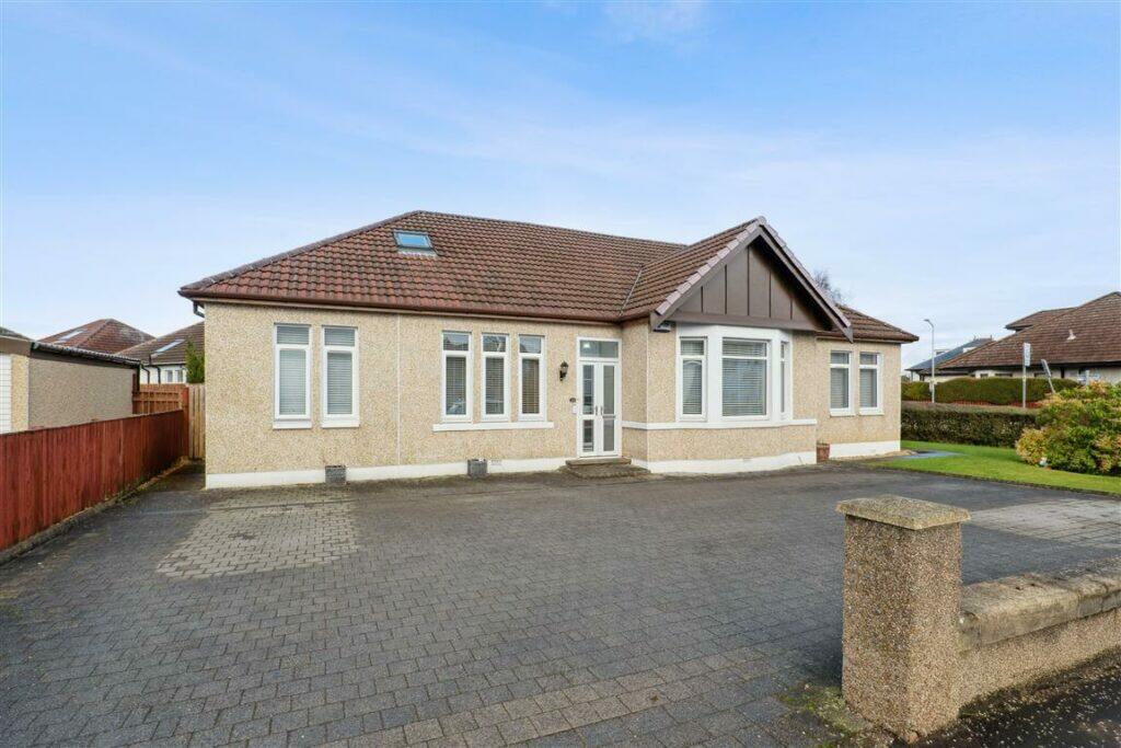 5 bedroom detached bungalow for sale in 16 Benview Road, Clarkston, G76