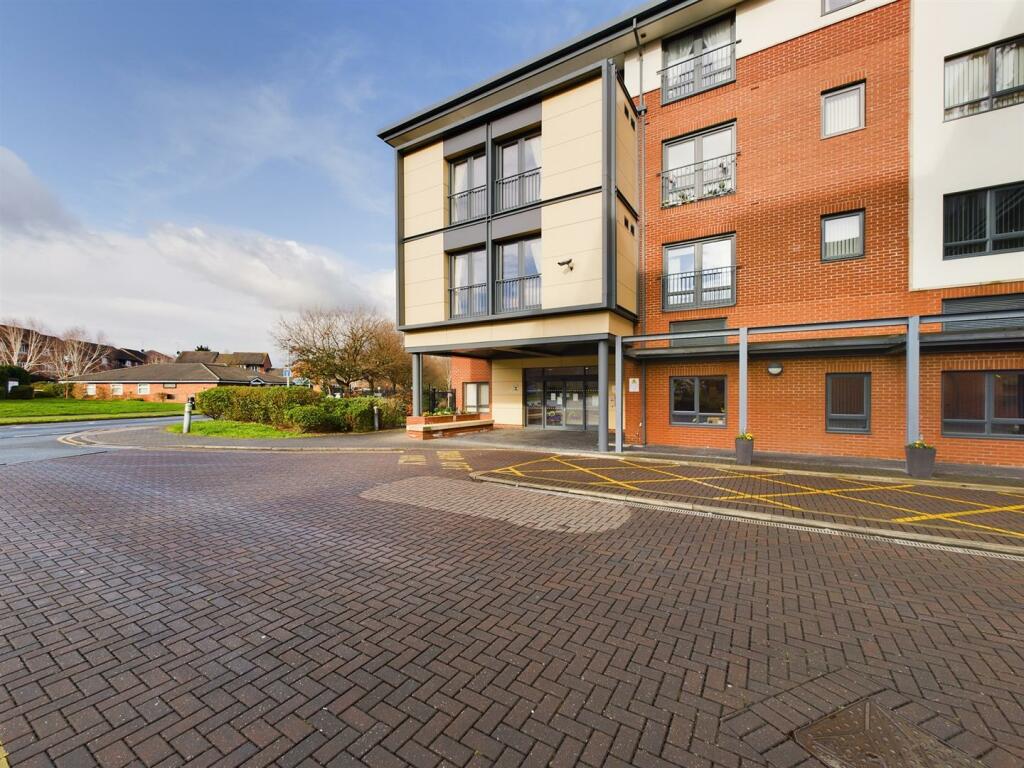 2 bedroom apartment for sale in Abbots Wood, Chester, CH2