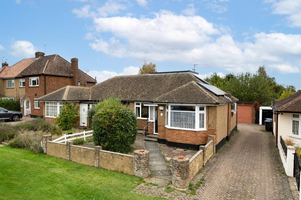 2 bedroom semidetached house for sale in Adeyfield Gardens, Hemel