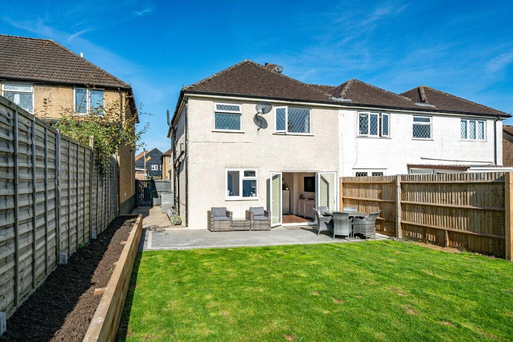 Main image of property: Stratford Way, Boxmoor, Hemel Hempstead, Hertfordshire, HP3 9AS