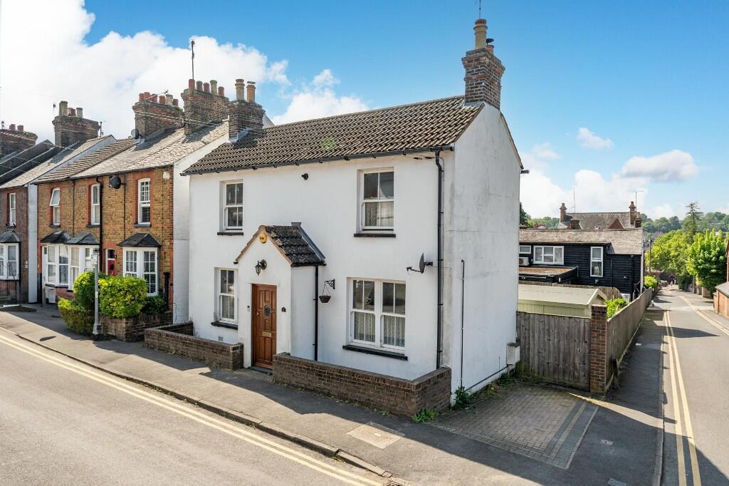 Main image of property: Crescent Road, Old Town Borders, Hemel Hempstead, Hertfordshire, HP2