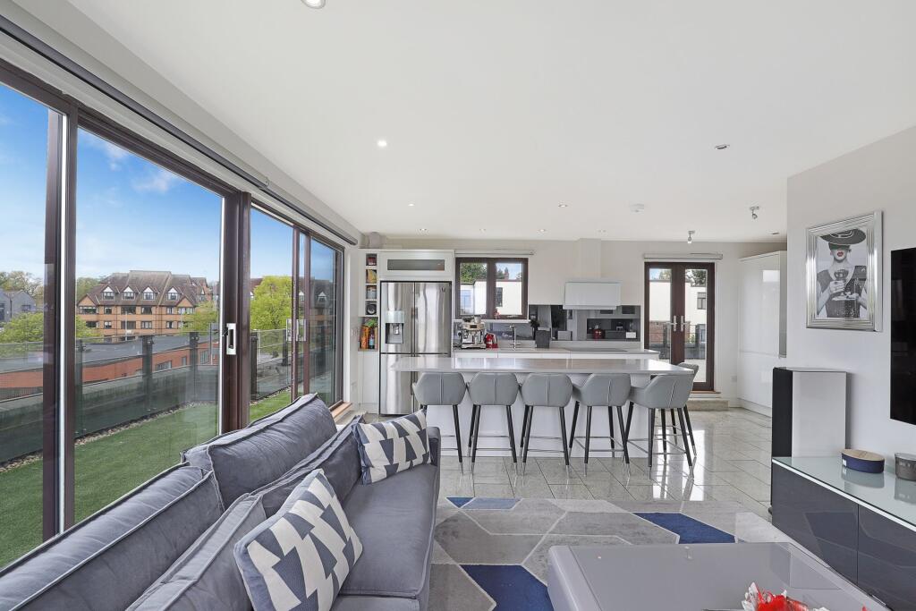 Main image of property: Tempus Court, High Road, South Woodford, E18