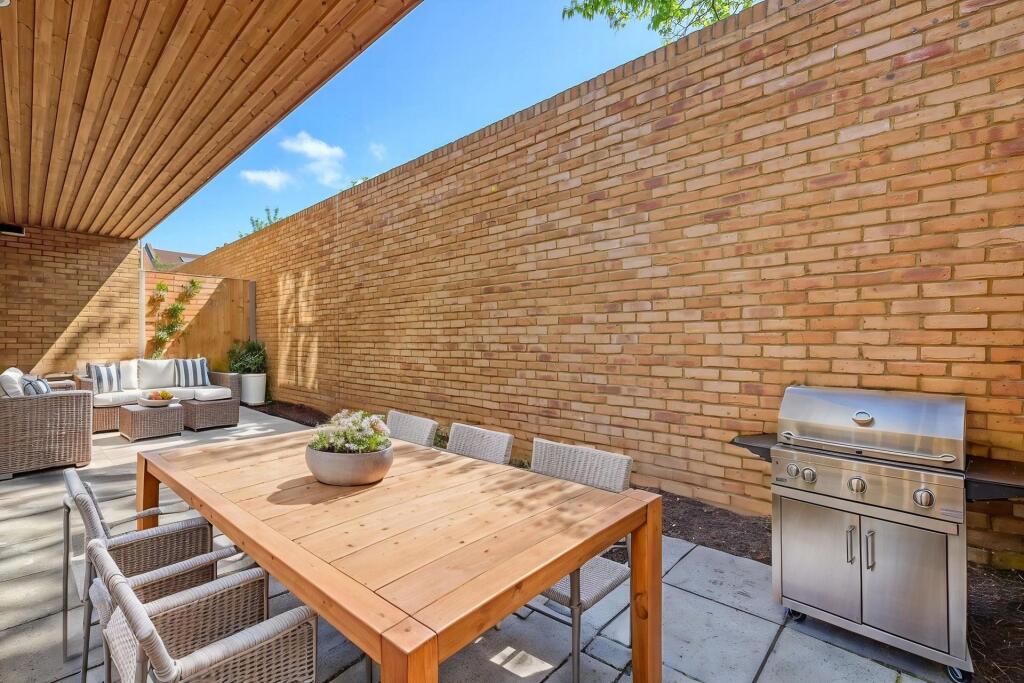 Main image of property: St James House, Vicarage Road, London, E10