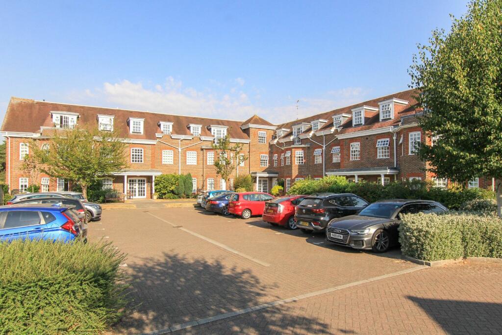 2 bedroom retirement property for sale in Farmery Court, Castle Village, Berkhamsted
