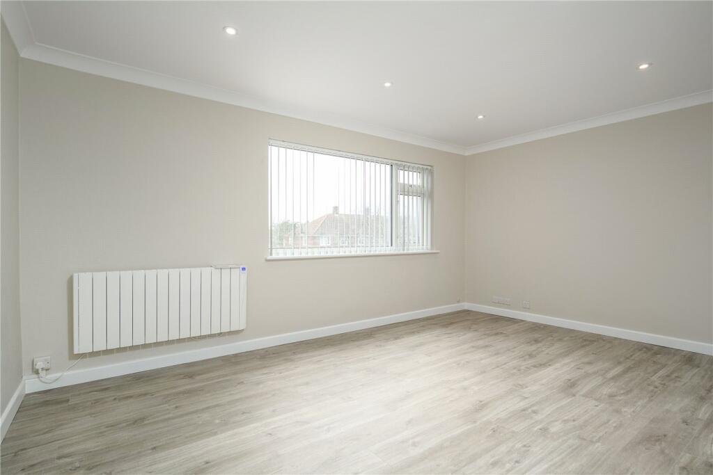Apartment to rent on Thurlestone Parade, High Street, Shepperton