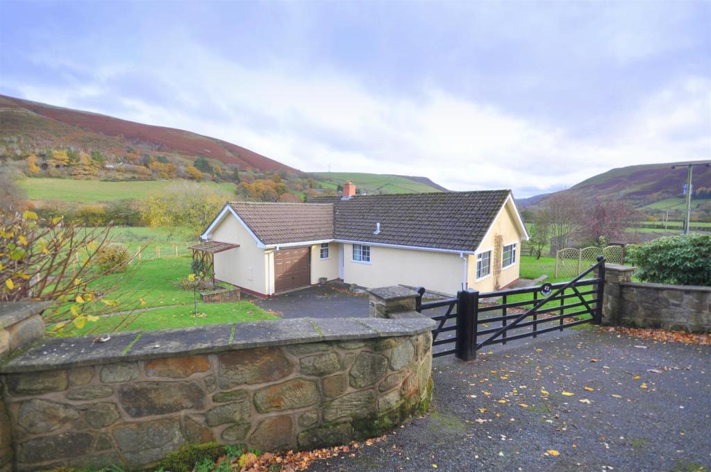 3 bedroom detached bungalow for sale in Llangurig, Llanidloes, SY18