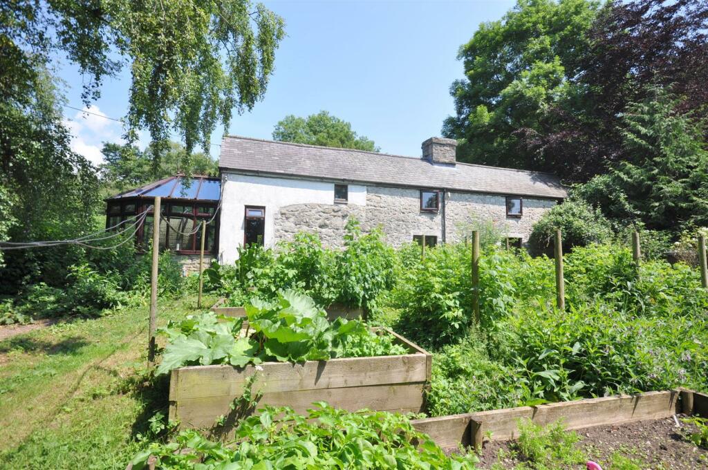 4 bedroom detached house for sale in Nant Glas, Llandrindod Wells, LD1