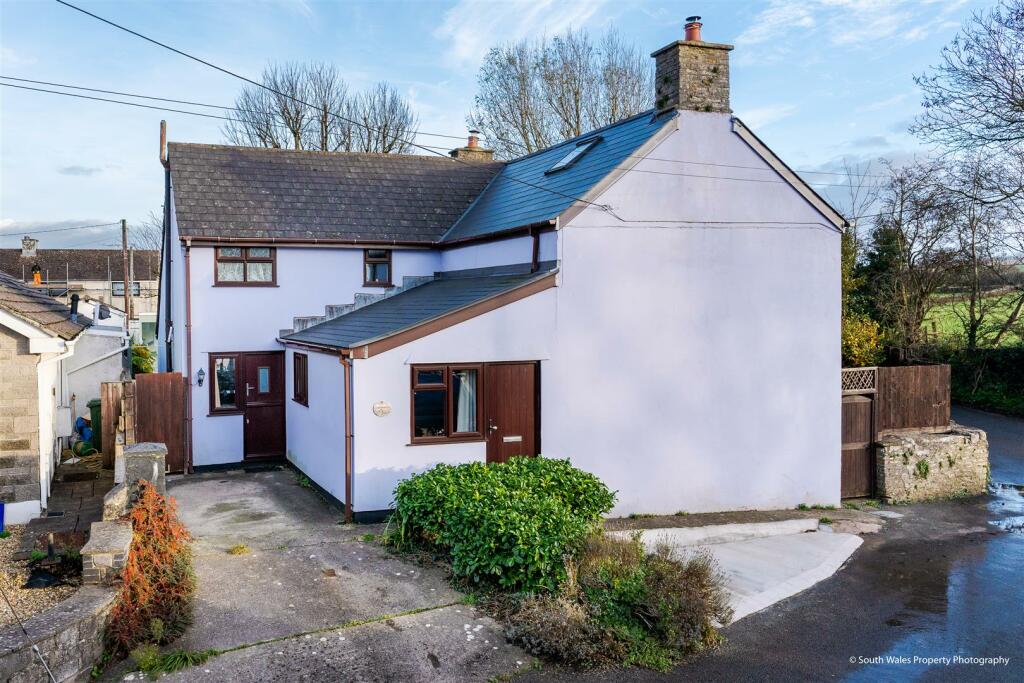 3 bedroom detached house for sale in Treoes, Vale of CF35