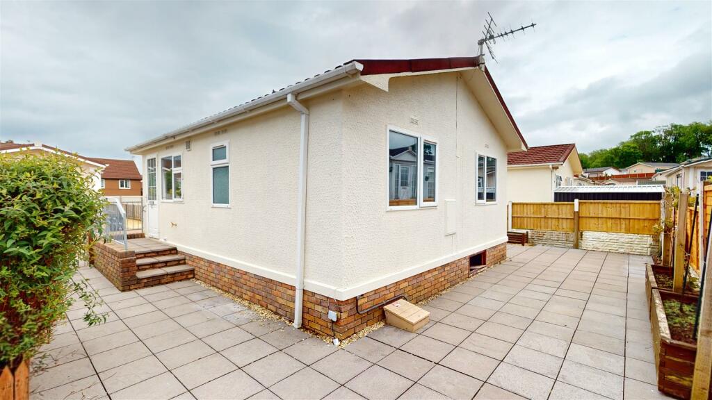 2 bedroom park home for sale in Cambrian Residential Park, Cardiff, CF5
