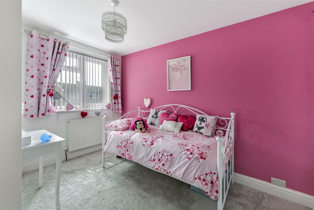 4 bedroom semidetached house for sale in Golding Gardens, East Peckham