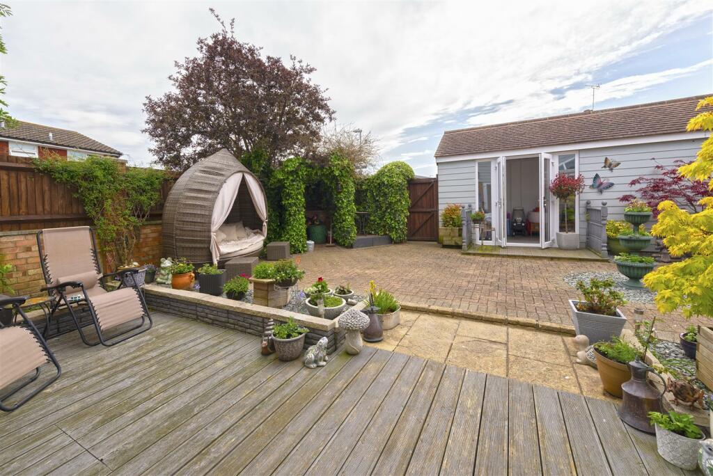 4 bedroom semidetached house for sale in Golding Gardens, East Peckham