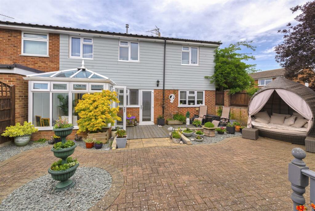 4 bedroom semidetached house for sale in Golding Gardens, East Peckham