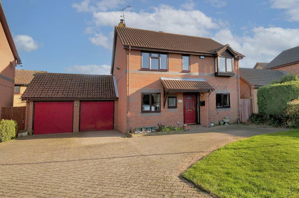4 bedroom detached house for sale in Siskin Gardens, Paddock Wood