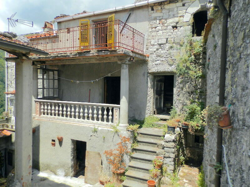 semi detached house for sale in Bagni di Lucca, Lucca...