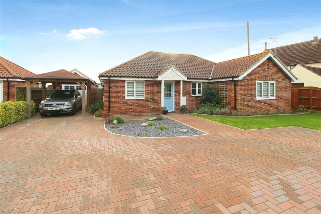 3 bedroom bungalow for sale in Harwich Road, Little Clacton, Clactonon