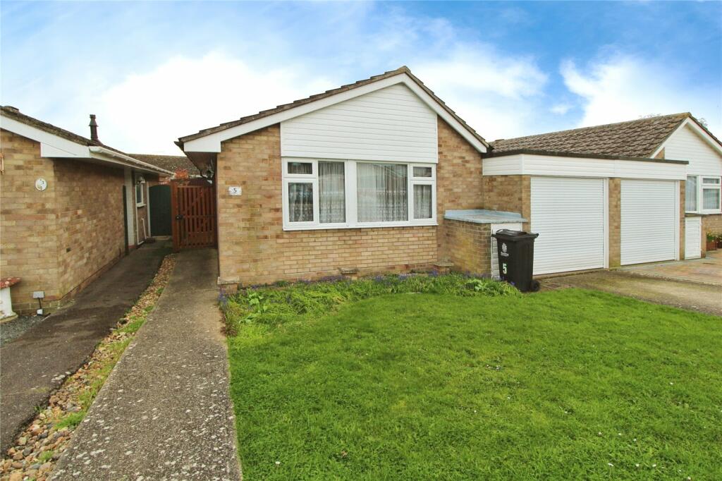 2 bedroom bungalow for sale in Park Drive, Brightlingsea, Colchester