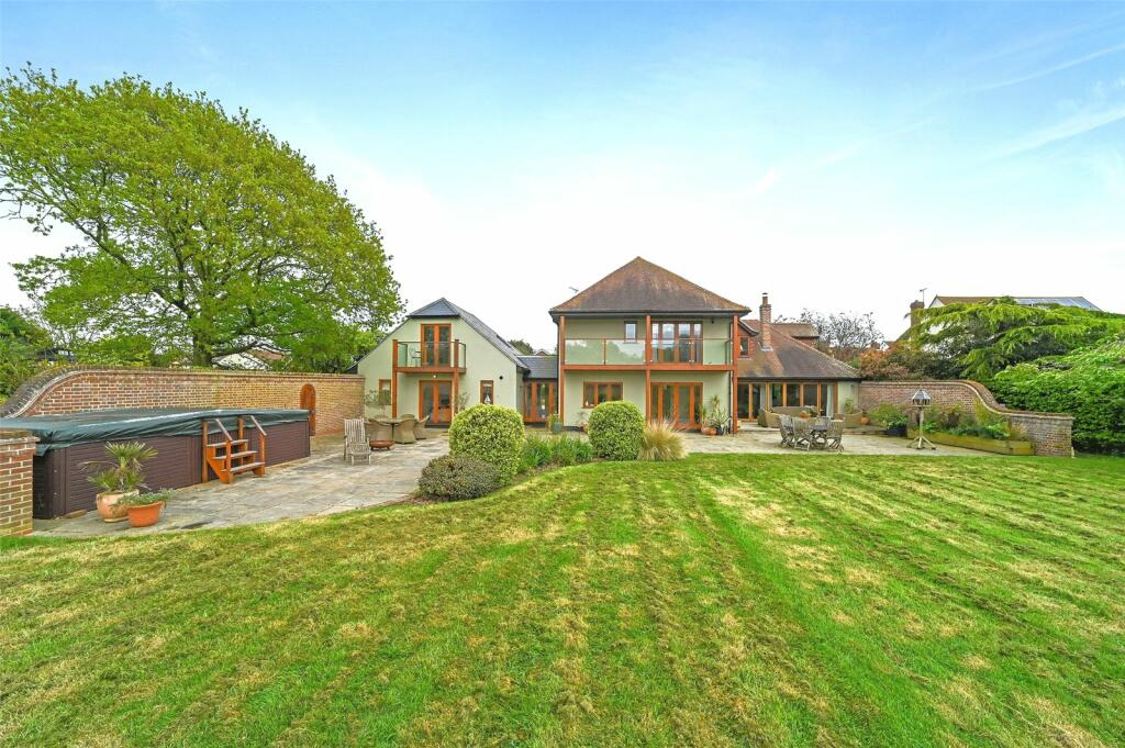 6 bedroom detached house for sale in Quay Lane, KirbyleSoken, FrintononSea, Essex, CO13