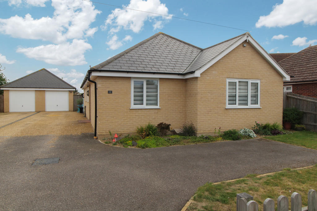3 bedroom detached bungalow for sale in Hawkins Road, Alresford, CO7