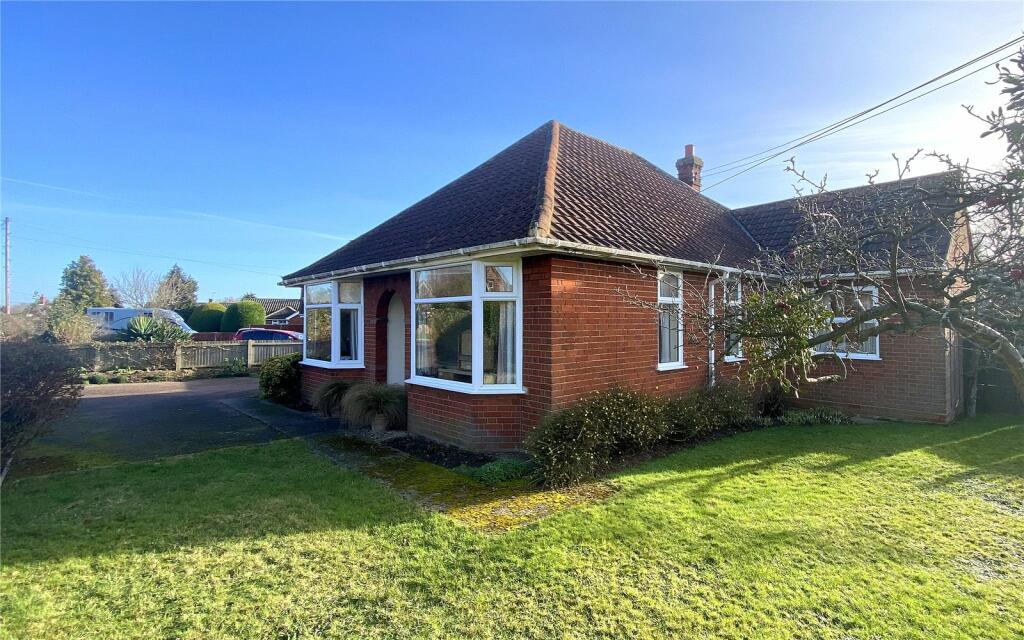 3 bedroom bungalow for sale in Grove Hill, Belstead, Ipswich, Suffolk, IP8
