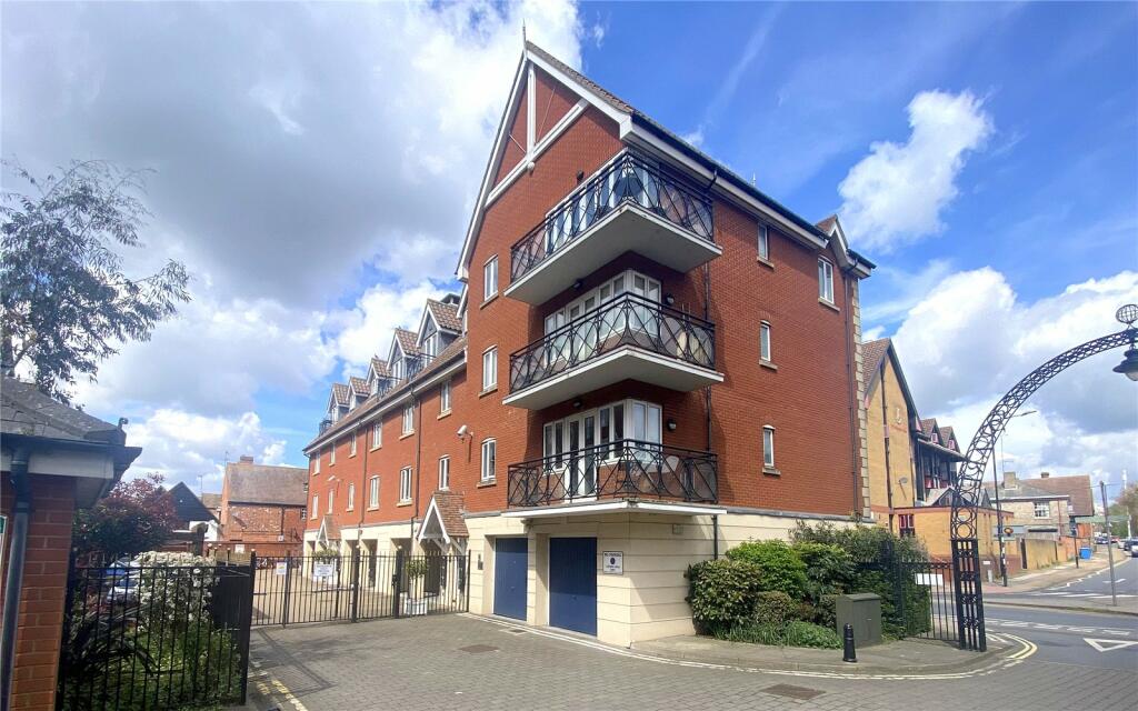 2 bedroom apartment for sale in Neptune Square, Ipswich, Suffolk, IP4