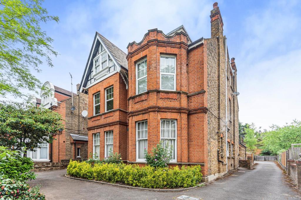 2 bedroom flat for sale in Madeley Road, Ealing, W5