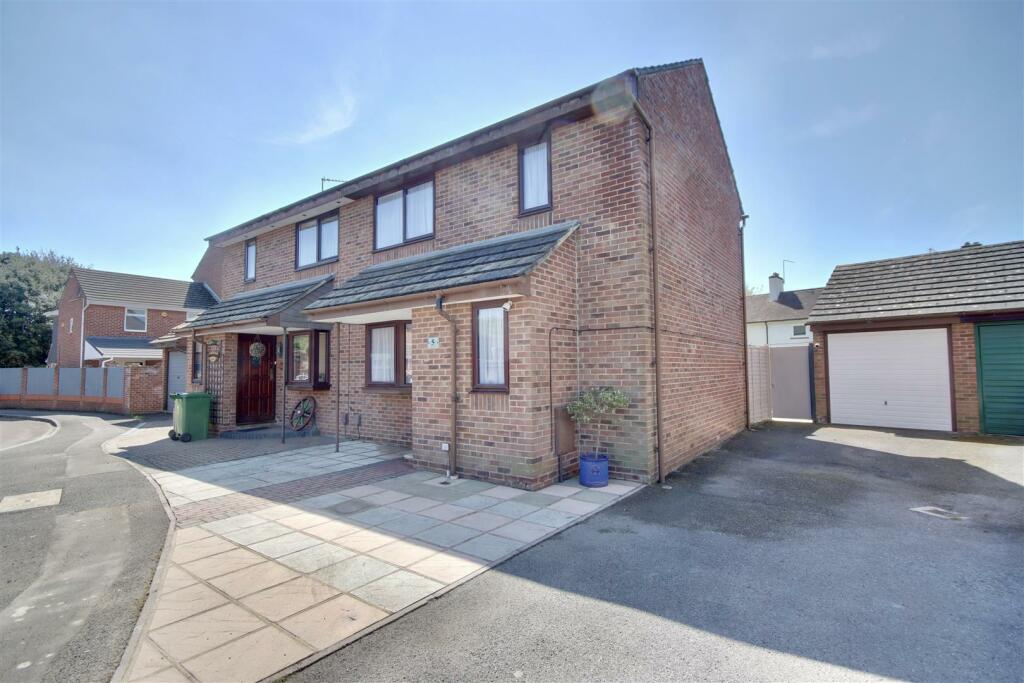 2 bedroom semidetached house for sale in Feltons Place, Portsmouth, PO3