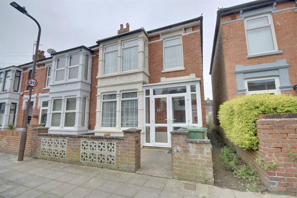 3 bedroom terraced house for sale in Stanley Avenue, Baffins