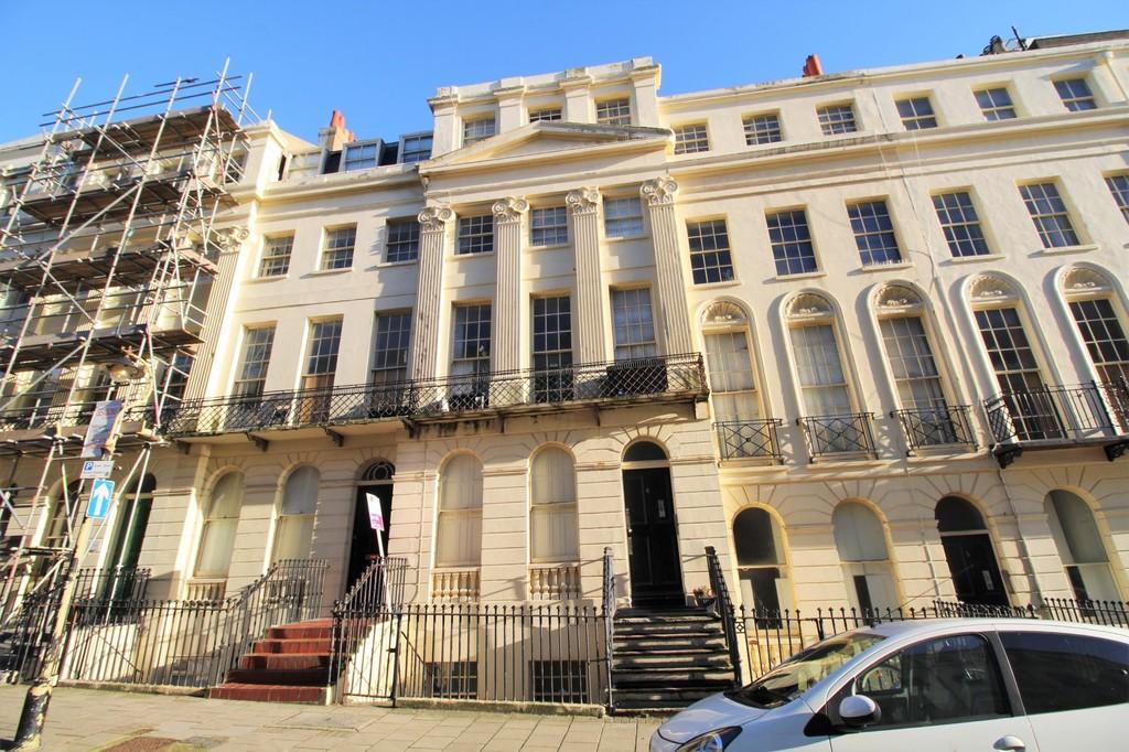 Studio flat for sale in Oriental Place, Brighton, BN1 2LJ, BN1