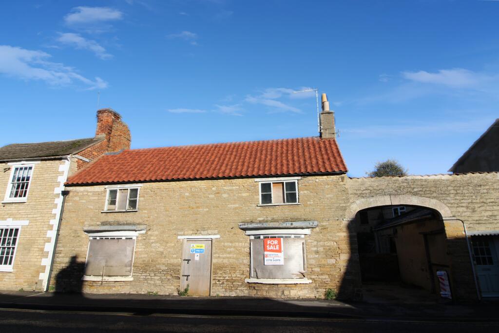 2 bedroom town house for sale in High Street, Market Deeping, PE6