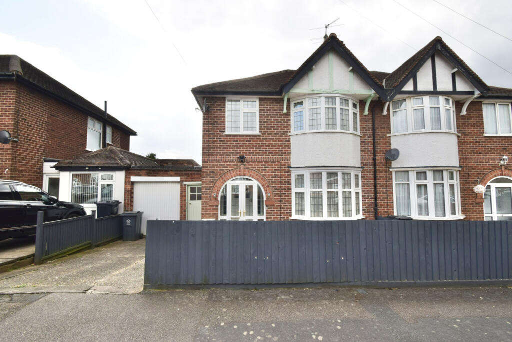 3 bedroom semidetached house for sale in Peters Drive, Humberstone, Leicester, LE5