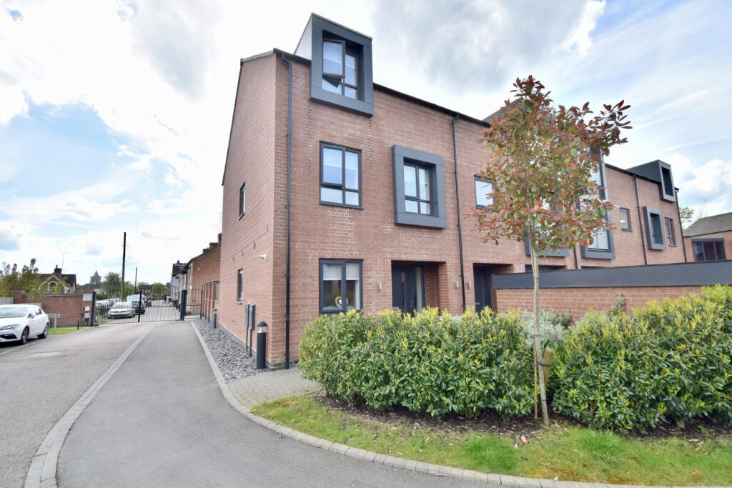 3 bedroom end of terrace house for sale in Millstone Drive, AshbydeLa