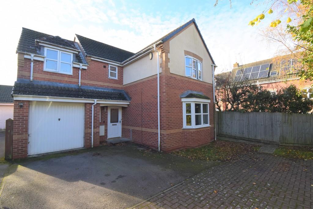 4 bedroom detached house for sale in Woodlands Court, Oadby, Leicester, LE2