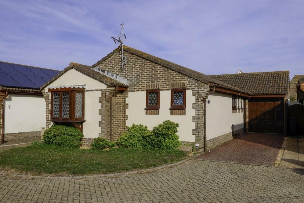 4 bedroom detached bungalow for sale in Westerley Gardens, East