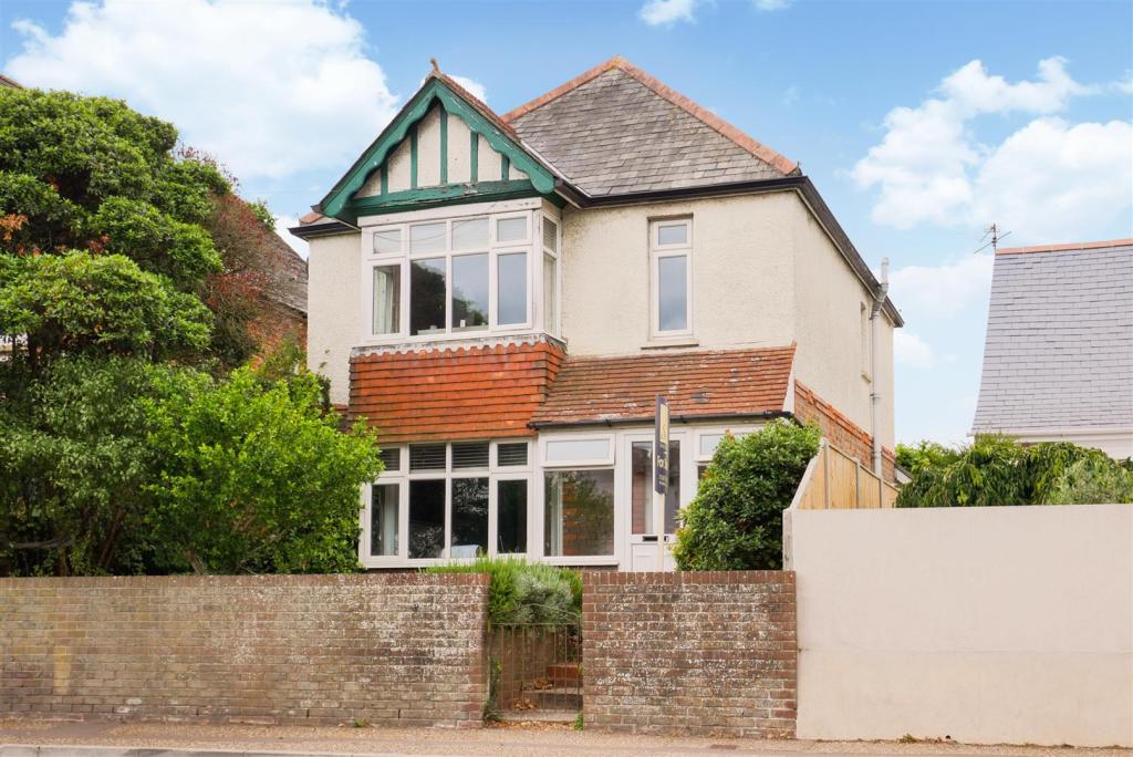 3 bedroom detached house for sale in Whyke Road, Chichester, PO19