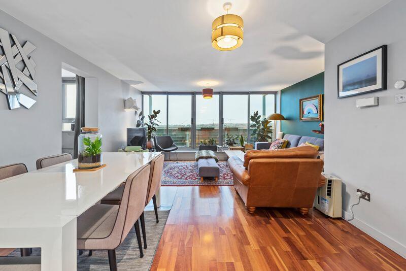 3 bedroom apartment for sale in Balham Hill, London, SW12