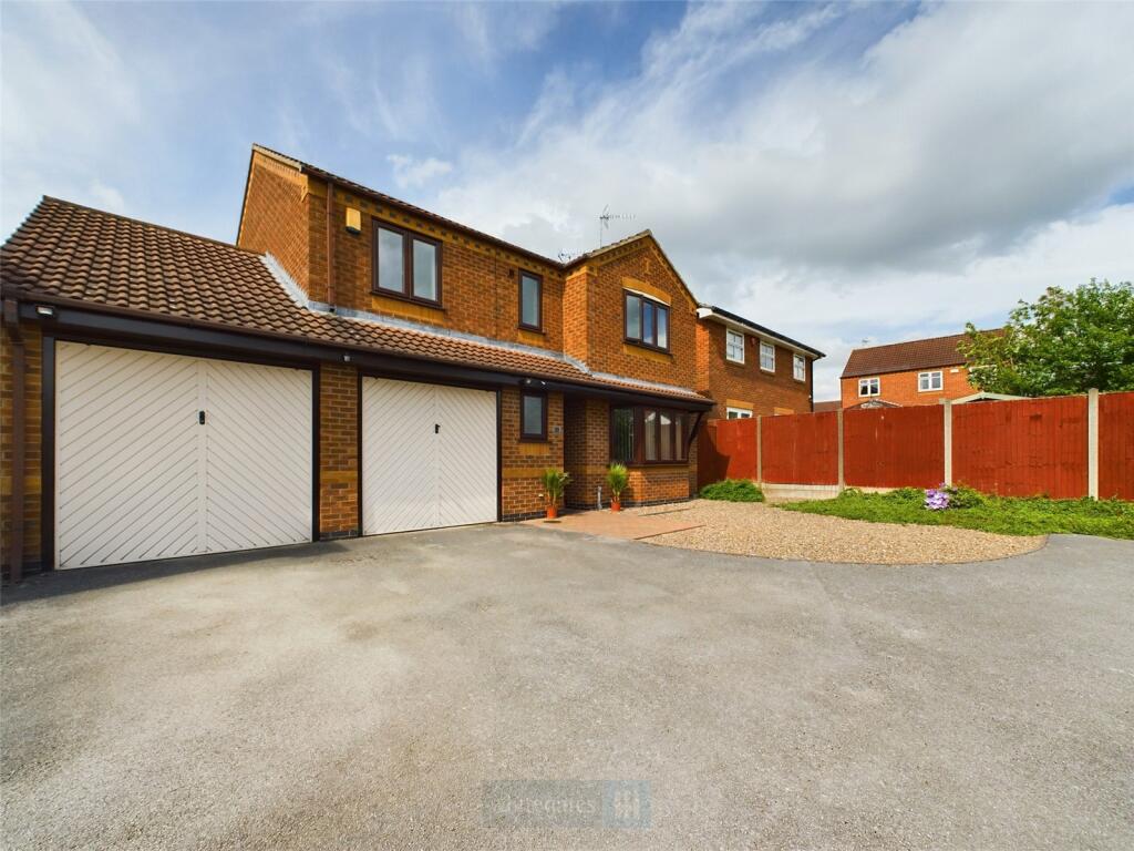 4 bedroom detached house for sale in Peatburn Avenue, Heanor, Derbyshire, DE75