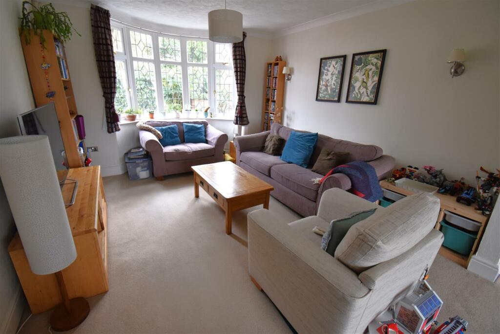 Additional property image - Beautifully Presented & Largely Extended 5 Bed Semi With S/Facing gdn