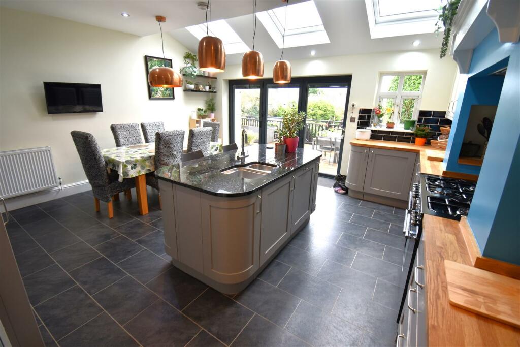 Additional property image - Beautifully Presented & Largely Extended 5 Bed Semi With S/Facing gdn