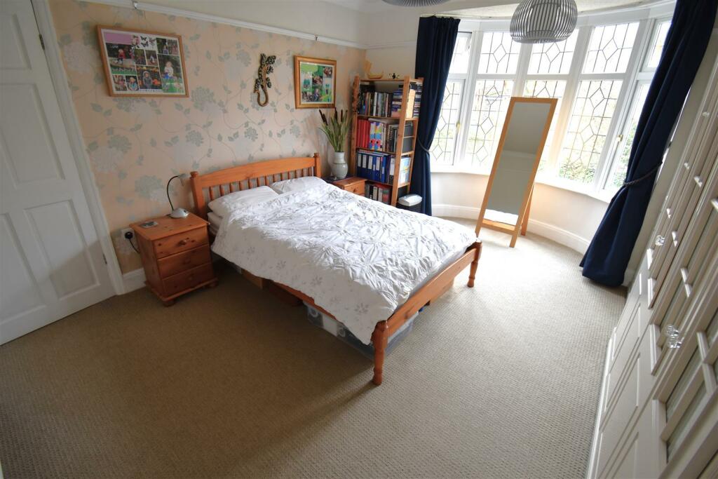 Additional property image - Beautifully Presented & Largely Extended 5 Bed Semi With S/Facing gdn