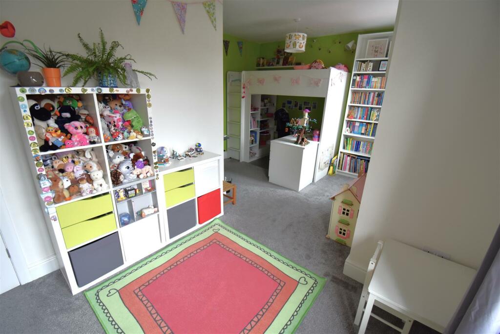 Additional property image - Beautifully Presented & Largely Extended 5 Bed Semi With S/Facing gdn