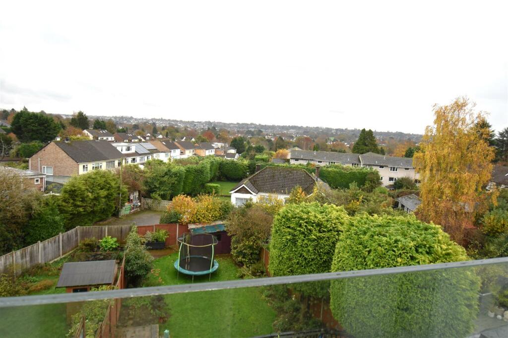 Additional property image - Beautifully Presented & Largely Extended 5 Bed Semi With S/Facing gdn