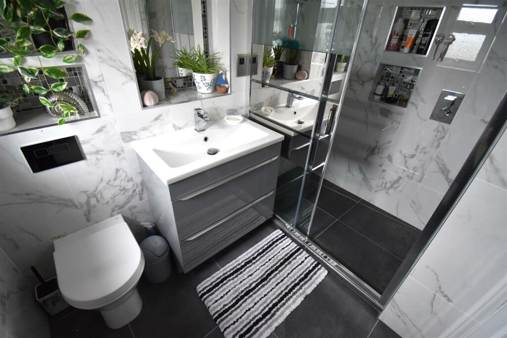 Additional property image - Beautifully Presented & Largely Extended 5 Bed Semi With S/Facing gdn