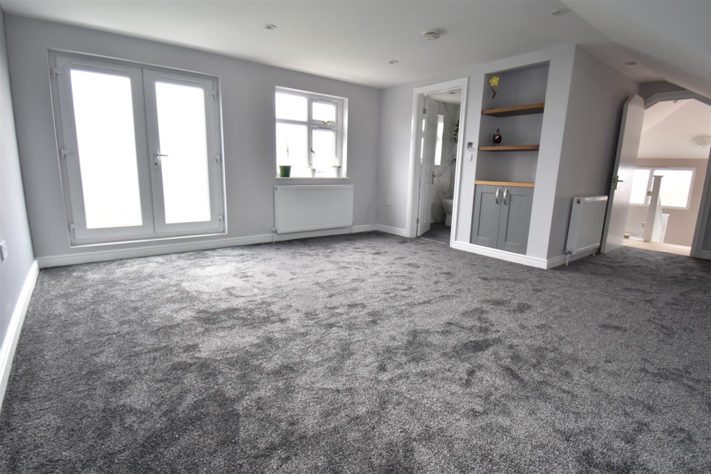Additional property image - Beautifully Presented & Largely Extended 5 Bed Semi With S/Facing gdn