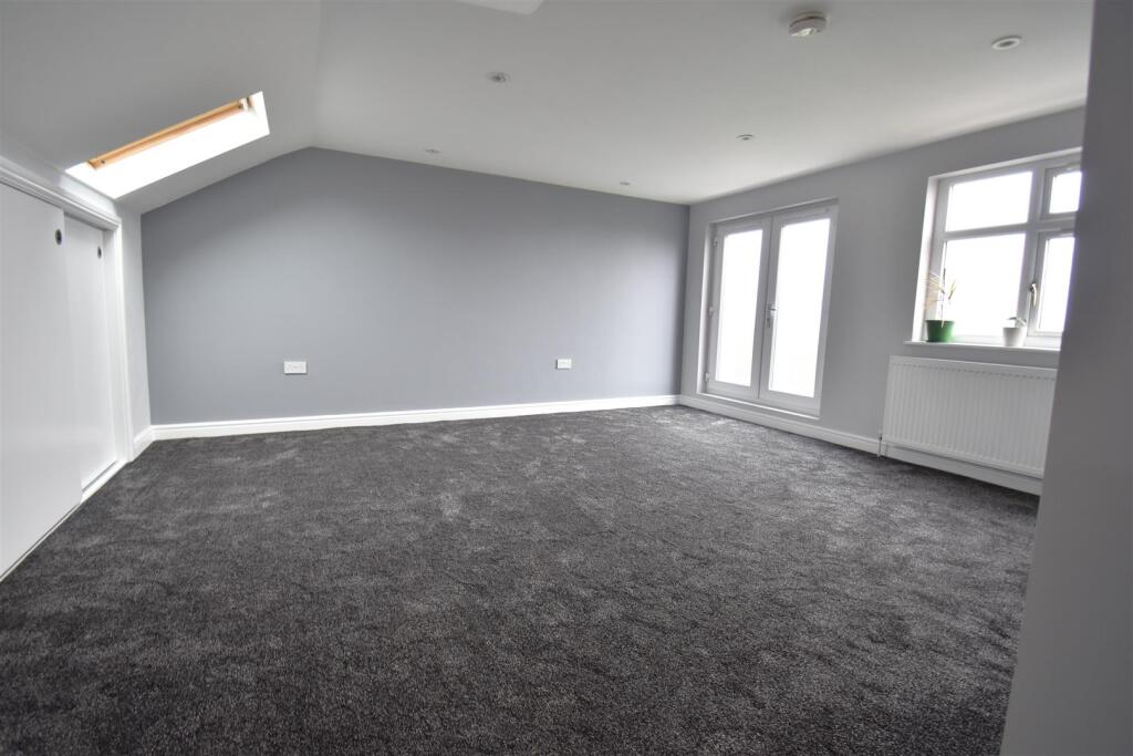 Additional property image - Beautifully Presented & Largely Extended 5 Bed Semi With S/Facing gdn