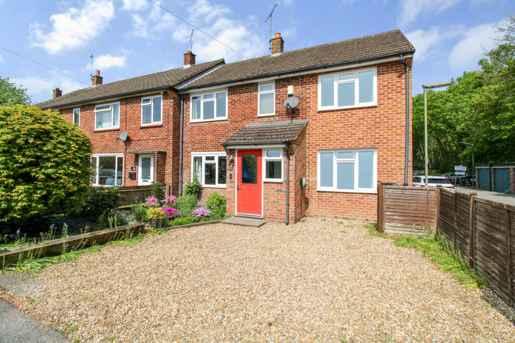4 bedroom end of terrace house for sale in Cranmore Road, Mytchett, GU16