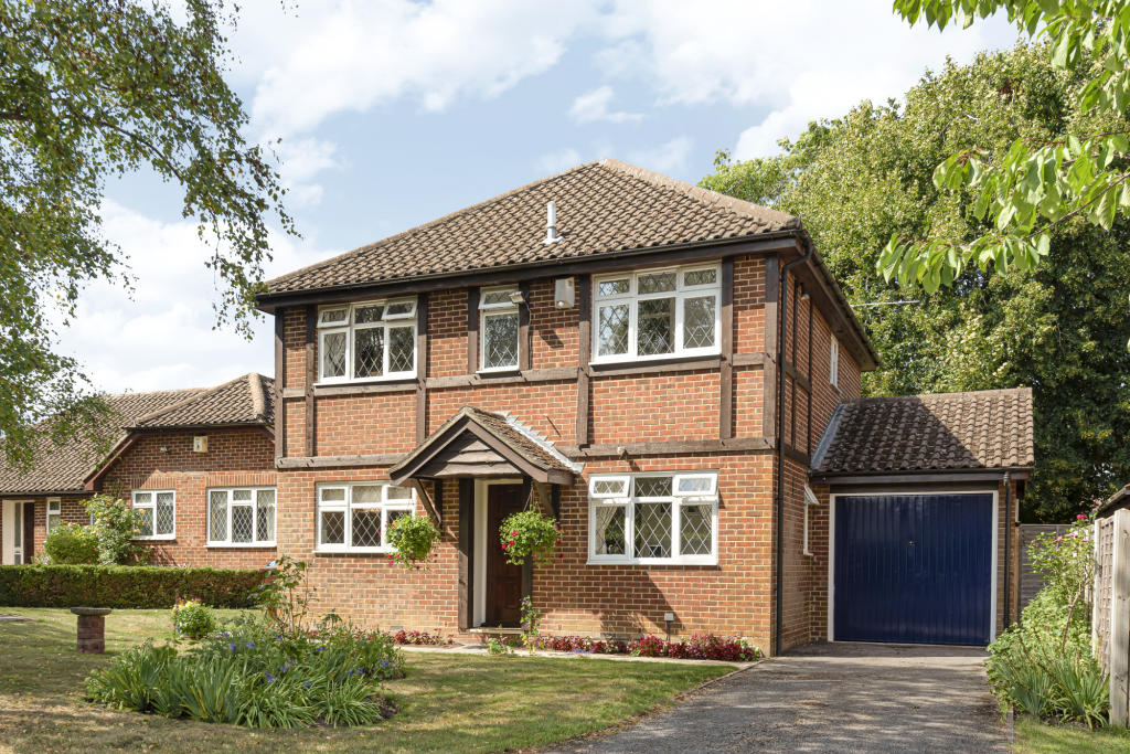 4 bedroom detached house for sale in Alverstoke Gardens, Aldershot