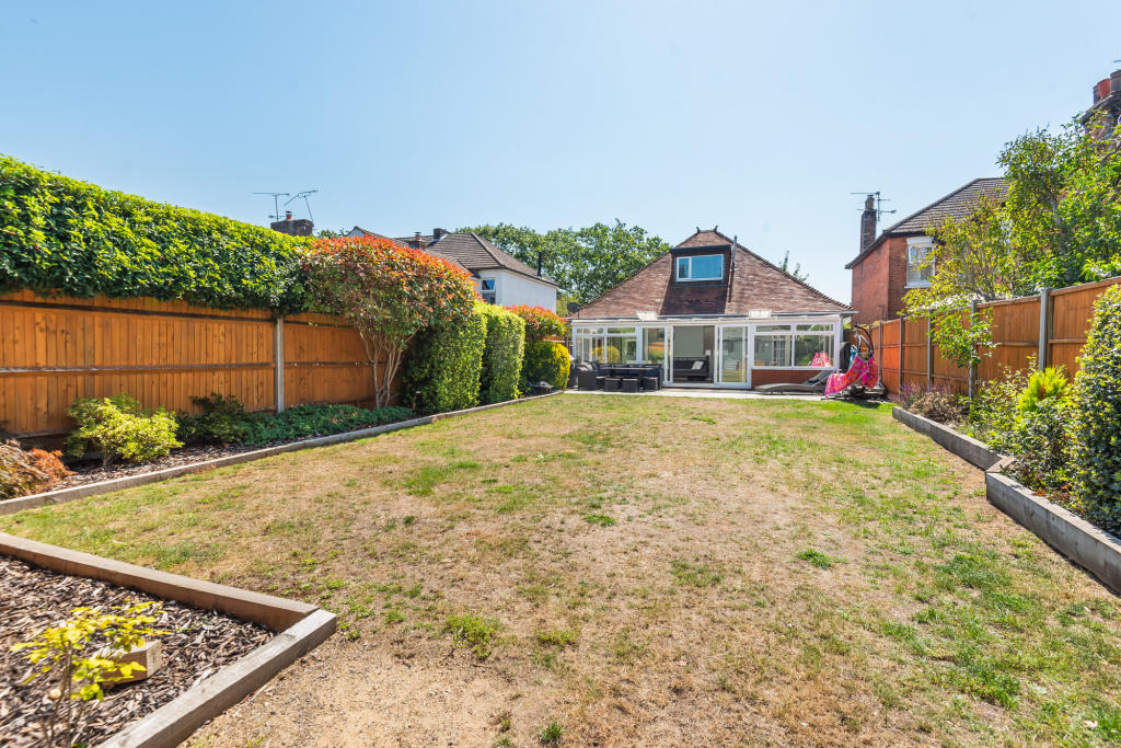 3 bedroom detached house for sale in Reading Road, Farnborough , gu14, GU14
